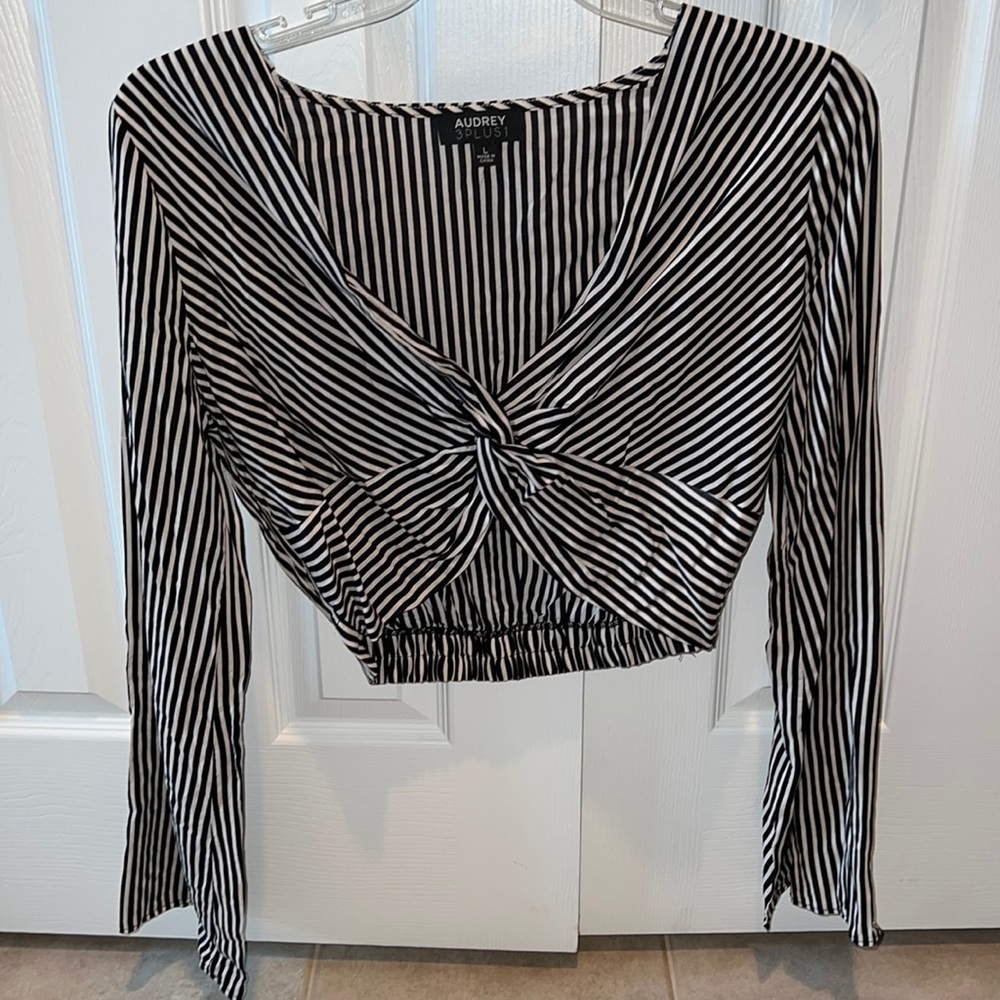 Black and white twist long sleep crop top